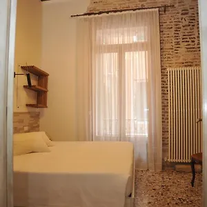 κάντε κράτηση εδώ